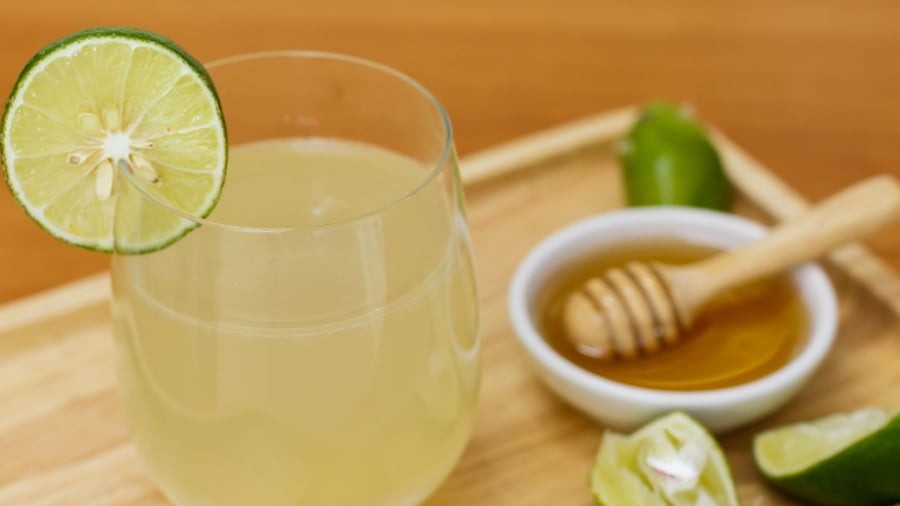 Bạn có thể uống nước chanh mật ong ấm vào buổi sáng.