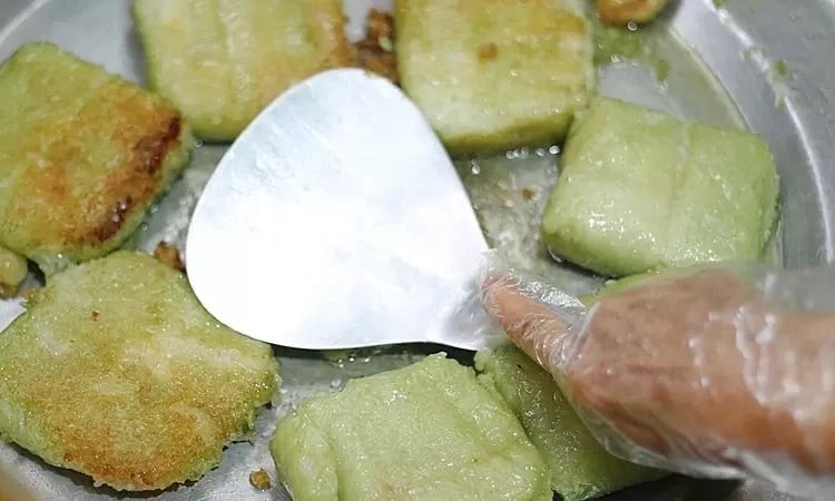 Nếu bánh còn quá mềm, có thể để vào ngăn mát khoảng 1–2 tiếng cho mặt bánh se lại, khi rán sẽ đứng miếng và đẹp hơn.