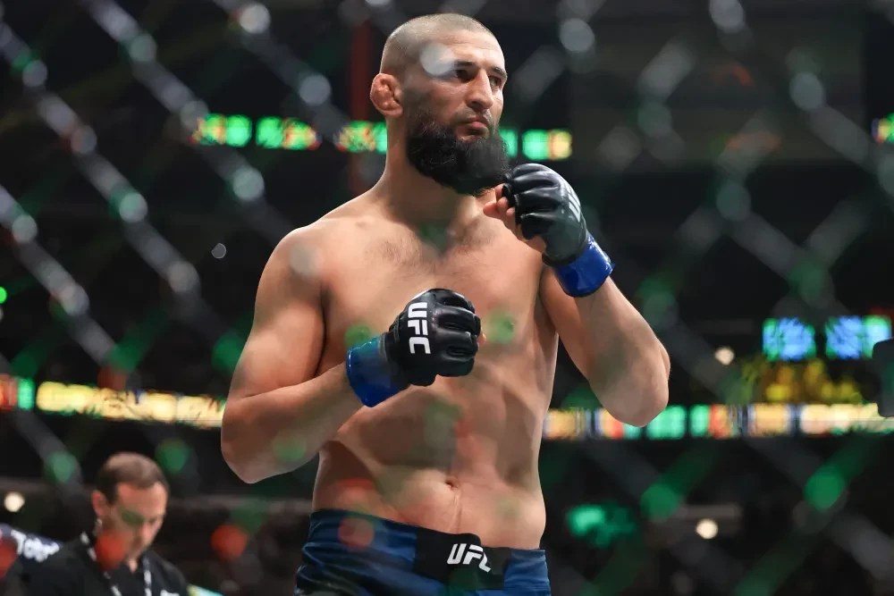 Khamzat Chimaev ăn mừng chiến thắng trước Dricus Du Plessis tại sự kiện UFC 319