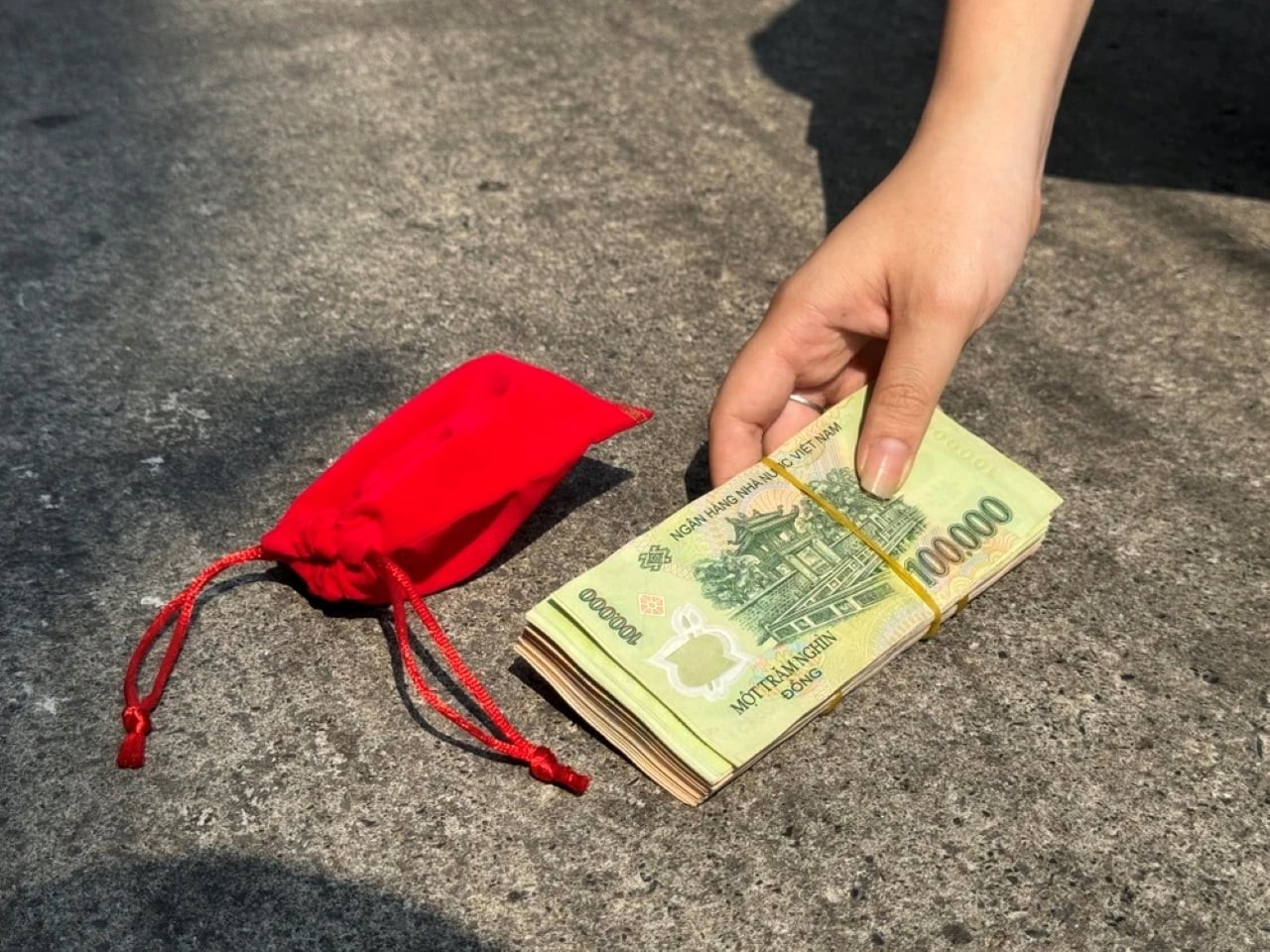 Tốt nhất không nên nhặt tiền buộc bằng sợi chỉ đỏ. (Ảnh minh họa)