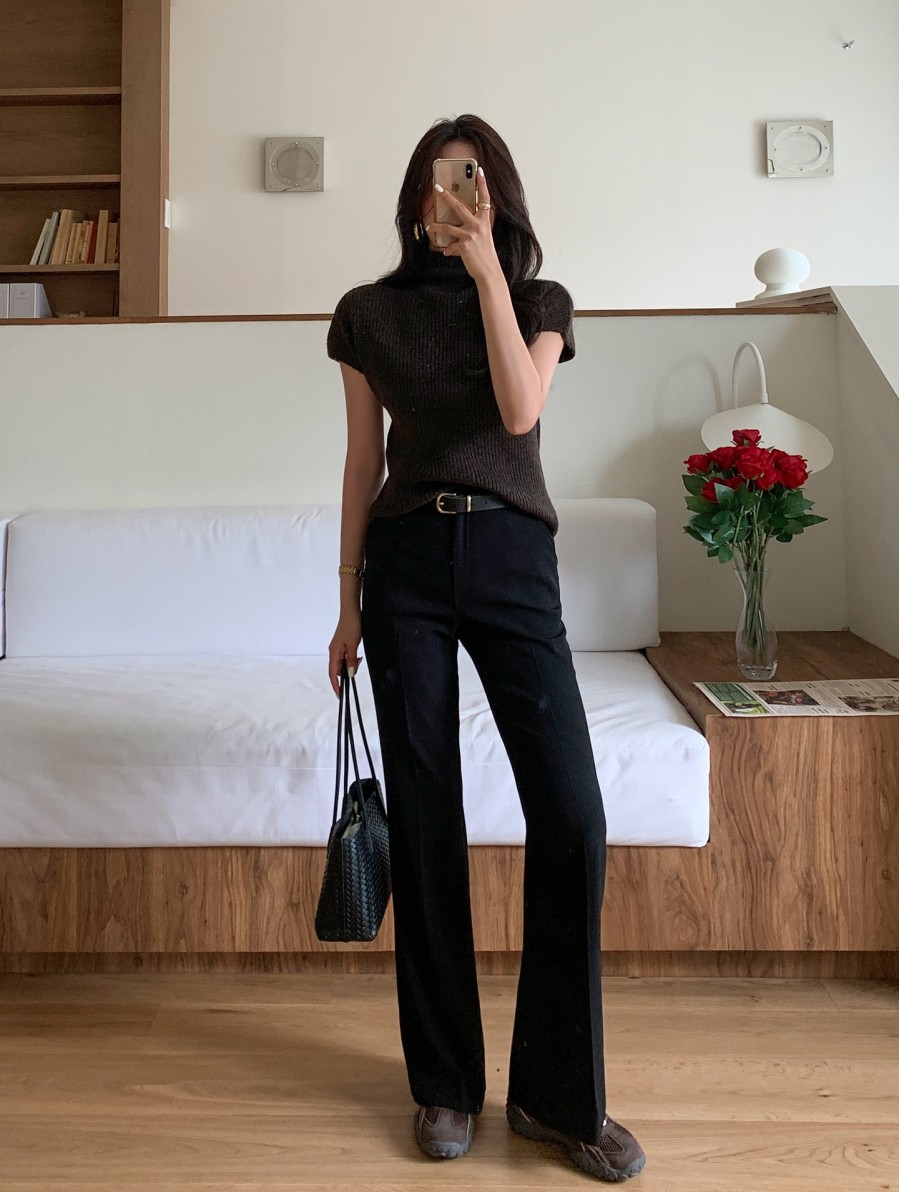  Khi đi cùng quần đen, set đồ tạo cảm giác chỉn chu nhưng không cứng nhắc.