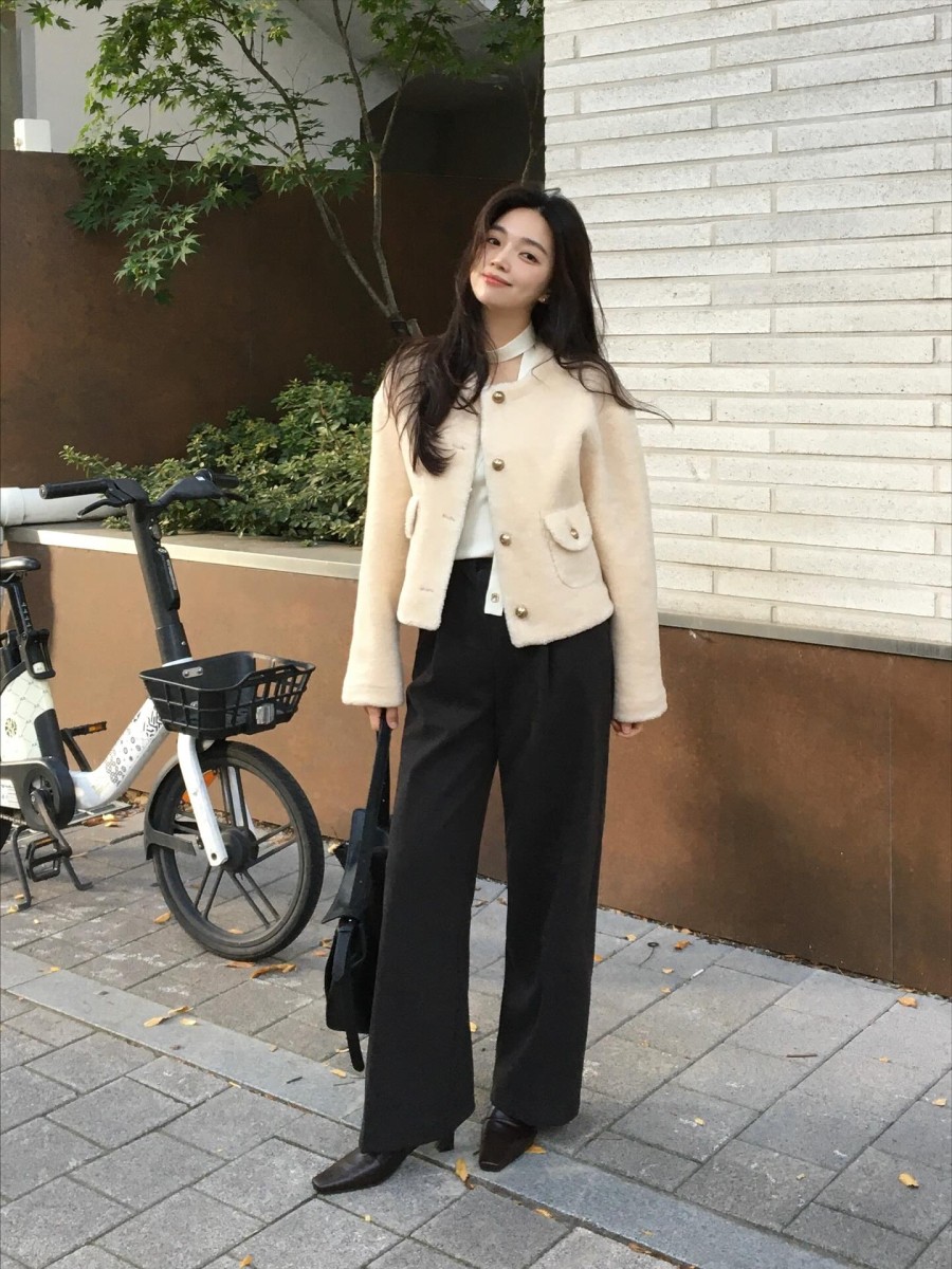 Tông trắng mang lại cảm giác sáng sủa, trong khi sắc đen giữ vai trò nền vững chắc, giúp tổng thể trông gọn gàng và tinh tế. D