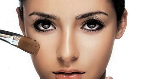 Có thể xác định vị trí này bằng cách chạm nhẹ để cảm nhận phần xương nhô cao nhất hoặc quan sát đường lõm tự nhiên khi mím môi nhẹ.