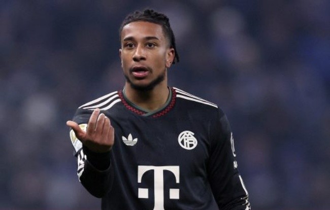 Olise trong màu áo Bayern.