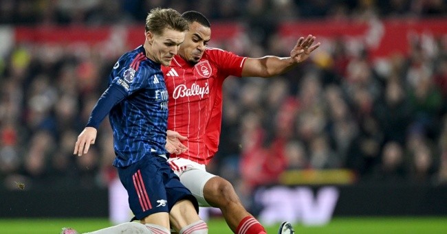 Odegaard trong màu áo Arsenal.