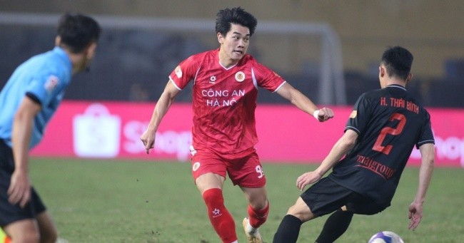 CLB Công an Hà Nội tạo lợi thế ở cuộc đua vô địch.