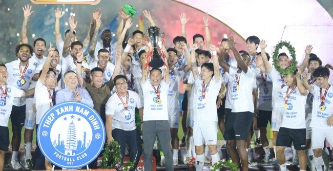 Nam Định tuột dốc không phanh.