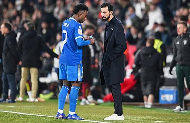 Alvaro Arbeloa đang giúp Vinicius Junior tỏa sáng.