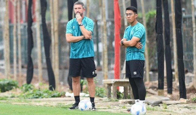 Harry Kewell thừa nhận khó bám đuổi nhóm đầu bảng.