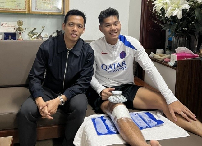 Văn Quyết thăm hỏi Hiểu Minh.