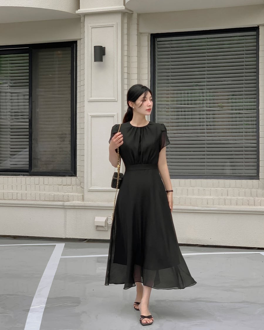 Váy nhấn eo nhẹ là xu hướng phản ánh rõ tinh thần thời trang công sở mới: tôn dáng vừa đủ và ưu tiên sự dễ chịu.