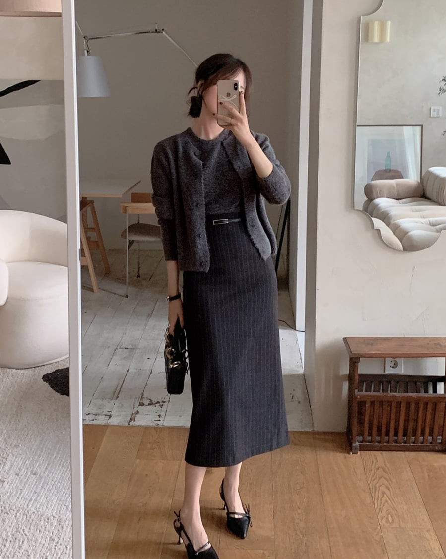 Chất liệu giữ form tốt nhưng không dày nặng giúp chân váy suông trở thành lựa chọn dễ ứng dụng trong nhiều hoàn cảnh, từ họp hành đến những ngày làm việc thông thường.