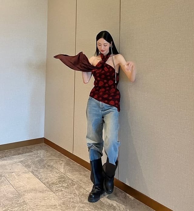 Sự tương phản giữa phom dáng giúp tổng thể vừa phóng khoáng vừa thời trang, không quá an toàn nhưng vẫn rất hài hòa.