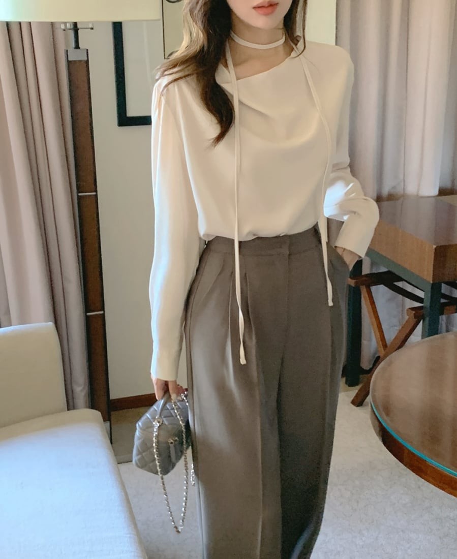 Áo blouse điệu có thể kết hợp linh hoạt với quần âu hoặc chân váy suông, tạo nên hình ảnh thanh lịch nhưng không khô cứng.