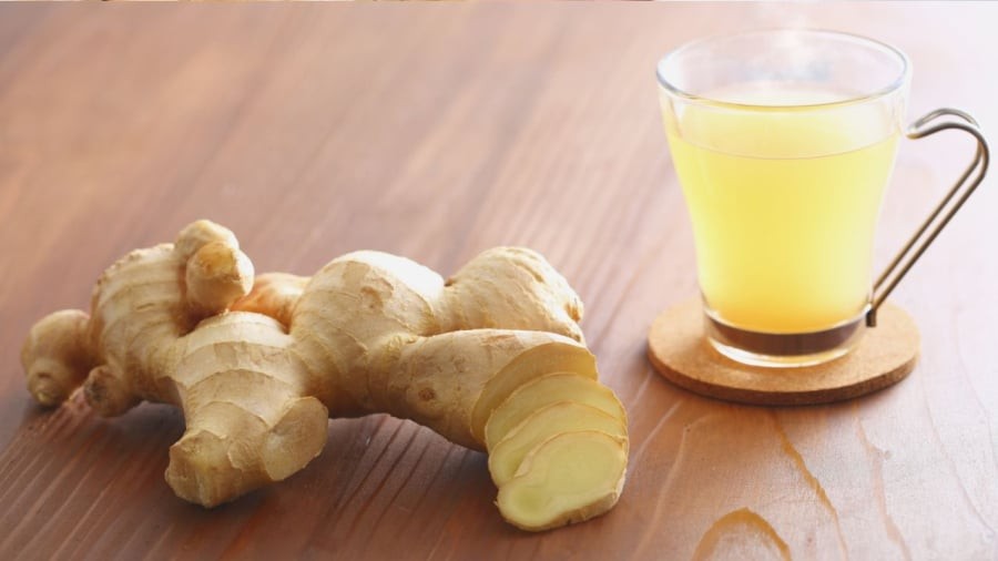 Uống nước gừng giúp kích thích tiêu hóa, hạn chế tình trạng tích tụ năng lượng dư thừa.