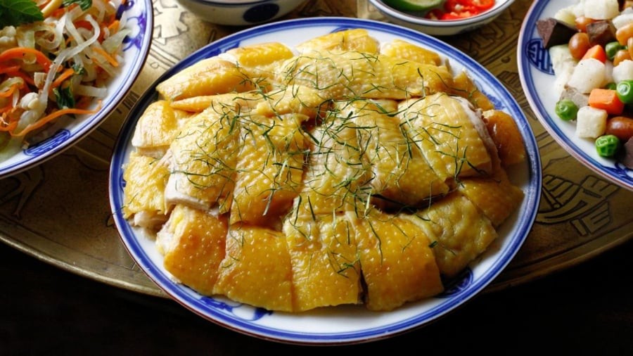 Bạn cần phải sơ chế và luộc thịt gà đúng cách để thịt giữ được độ thơm ngon.