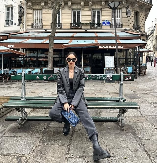 Trong đời thường, Lee Da Hee thường xuất hiện với những outfit mang tinh thần cá tính, gọn gàng. 