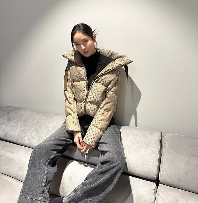 Với cùng chiếc quần jeans đen, nữ diễn viên lại tạo ra cảm giác hoàn toàn khác khi kết hợp với áo cổ lọ và áo phao dáng rộng.