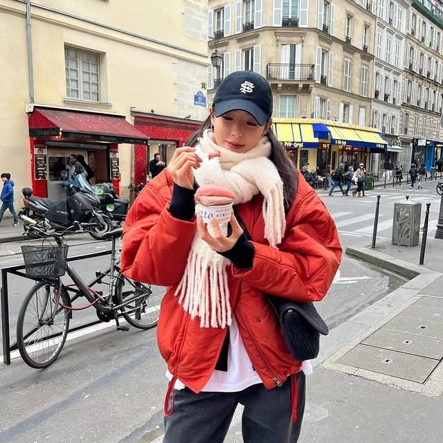 Khi muốn làm mới hình ảnh theo hướng trẻ trung hơn, Lee Da Hee không ngại lựa chọn những item có màu sắc nổi bật làm điểm nhấn. 