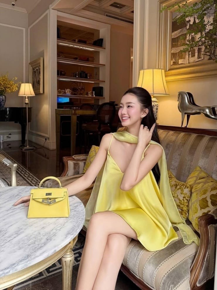 Trang phục mang tông vàng, từ vàng nhạt nhẹ nhàng đến vàng đậm nổi bật, đều có thể mang lại cảm giác tươi mới và giàu năng lượng.