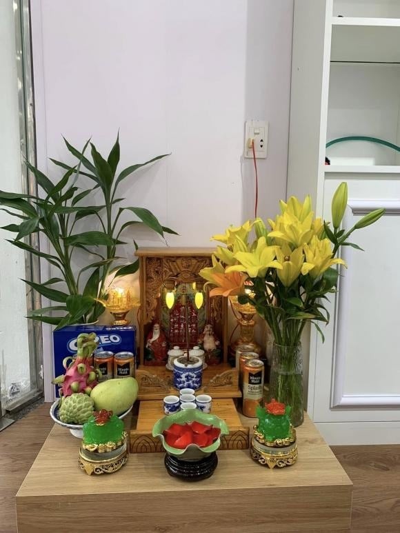 Ngoài việc chọn vị trí đẹp trong nhà, gia chủ có thể cân nhắc hướng đặt bàn thờ Thần Tài theo bản mệnh để tăng cường vượng khí và tài lộc. 