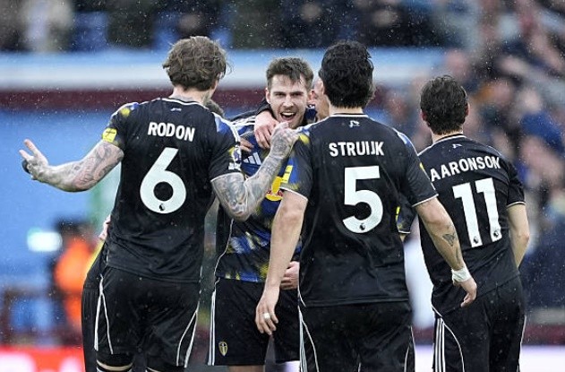 Leeds mở điểm trước Aston Villa.