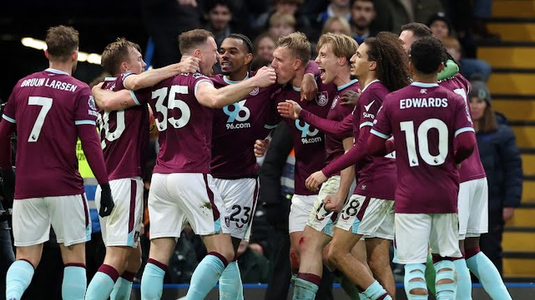 Burnley ăn mừng bàn gỡ hoà.