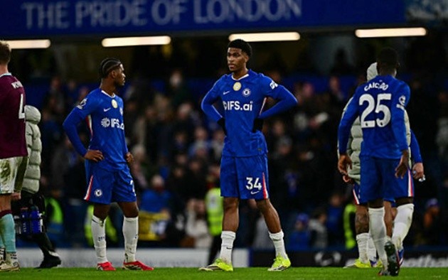 Chelsea đánh rơi 2 điểm vào phút bù giờ.