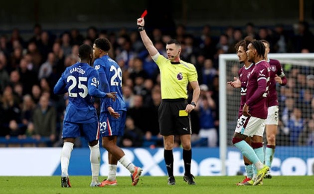 Fofana nhận thẻ đỏ khiến Chelsea mất điểm.