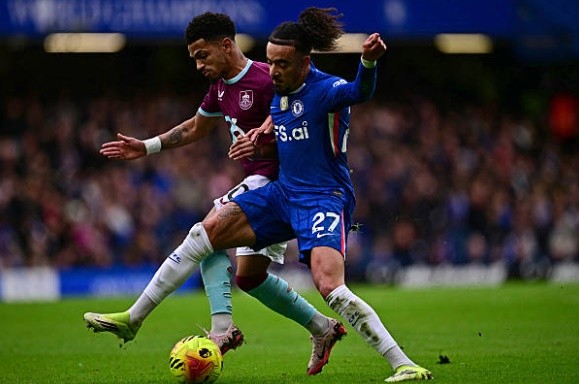 Malo Gusto (7.1): Dù phải đá ở cánh trái không sở trường, Gusto vẫn chứng minh được đẳng cấp của mình. Anh chơi năng nổ, thường xuyên tham gia vào các đợt hãm thành với những pha leo biên đầy tốc độ. Sự hiện diện của anh giúp cánh trái của Chelsea luôn tiềm ẩn sự nguy hiểm cho đến khi được rút ra nghỉ.