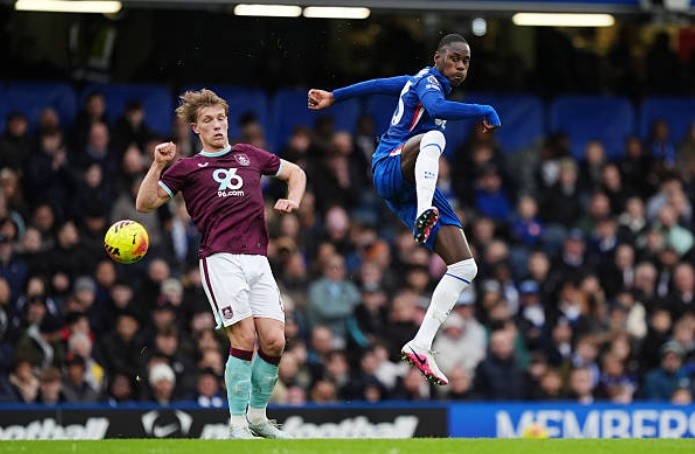 Trevoh Chalobah (6.9): Chalobah thi đấu ổn định nhất trong hàng phòng ngự Chelsea. Anh có nhiều tình huống đánh chặn kịp thời và thực hiện một vài đường chuyền dài phát động tấn công ấn tượng từ phần sân nhà. Anh đã nỗ lực bọc lót cho các đồng đội khi Chelsea phải chơi thiếu người.