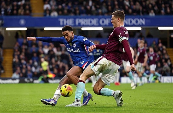 Reece James (6.9): Đội trưởng của Chelsea hoạt động tích cực bên hành lang cánh phải trong bối cảnh đội nhà không có một tiền đạo cánh thực thụ ở phía trên. James thường xuyên dâng cao hỗ trợ tấn công nhưng những quả tạt của anh trong trận đấu này thiếu đi độ chuẩn xác cần thiết để tạo ra cơ hội rõ rệt.