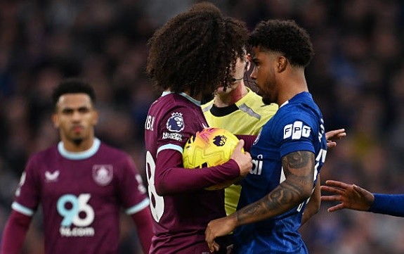 Andrey Santos (6.7): Một trận đấu tròn vai của tiền vệ trẻ người Brazil. Santos chơi đơn giản, đảm bảo an toàn cho khu vực giữa sân và không thực hiện quá nhiều pha xử lý mạo hiểm. Anh là chất kết dính cần thiết để Chelsea duy trì sự cân bằng trước khi phải lùi sâu phòng thủ.