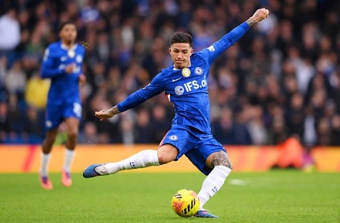 Enzo Fernandez (6.4): Được bố trí chơi dạt sang cánh phải, Enzo Fernandez tỏ ra không thực sự thoải mái. Anh không thể phát huy khả năng điều tiết và kiến thiết từ vị trí này. Suốt thời gian trên sân, tiền vệ người Argentina đóng góp khá mờ nhạt vào lối chơi chung của toàn đội.