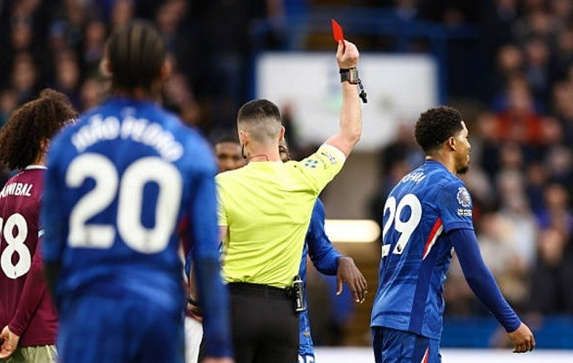 Tấm thẻ đỏ là bước ngoặt của trận đấu.