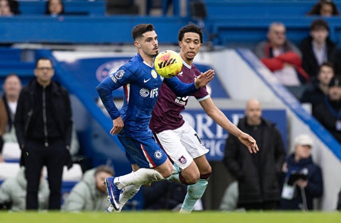 Pedro Neto (7.3): Ngôi sao người Bồ Đào Nha khởi đầu trận đấu đầy ấn tượng với pha kiến tạo sớm cho Joao Pedro. Tốc độ và kỹ thuật của Neto là nỗi khiếp sợ với hàng thủ Burnley bên cánh trái. Anh liên tục khuấy đảo và tạo ra nhiều pha tạt bóng chất lượng trước khi được rút ra nghỉ ở cuối trận.