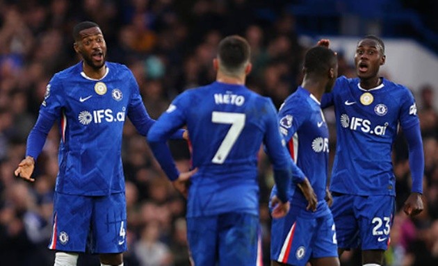 Chelsea mất điểm đáng tiếc trước Burnley.