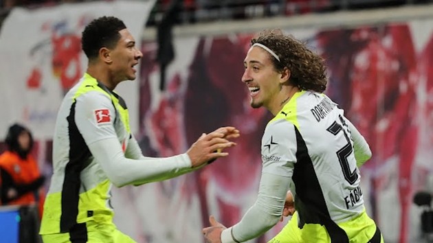 Niềm vui giành lại điểm của các cầu thủ Dortmund.