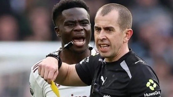 Peter Banks nổi tiếng là vị trọng tài nghiêm khắc.