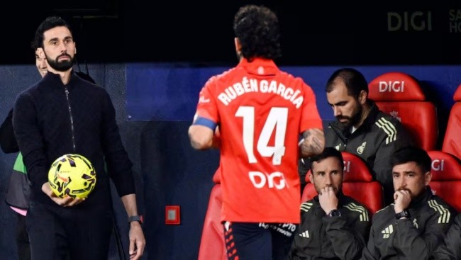 Arbeloa gây tranh cãi với những quyết định chiến thuật.