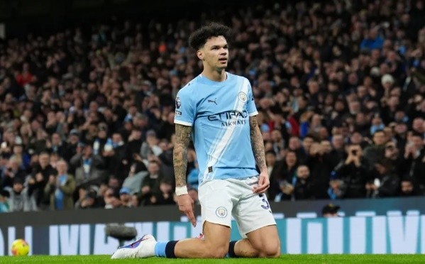 Man City rút ngắn khoảng cách với Arsenal xuống còn 2 điểm.