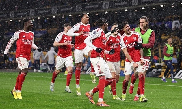 Arsenal nhận sự phê bình gay gắt từ Van der Vaart.