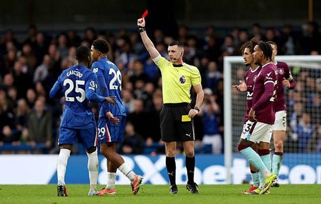 Tấm thẻ đỏ của Wesley Fofana không phải điều khiến Liam Rosenior đau đầu.