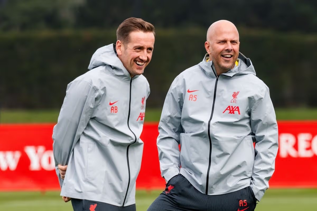 Aaron Briggs và Arne Slot khi cùng làm việc tại Liverpool.