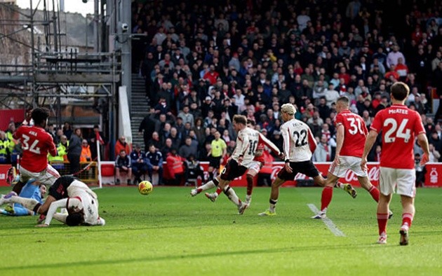 Allister tỏa sáng vào phút bù giờ thứ 90+7.