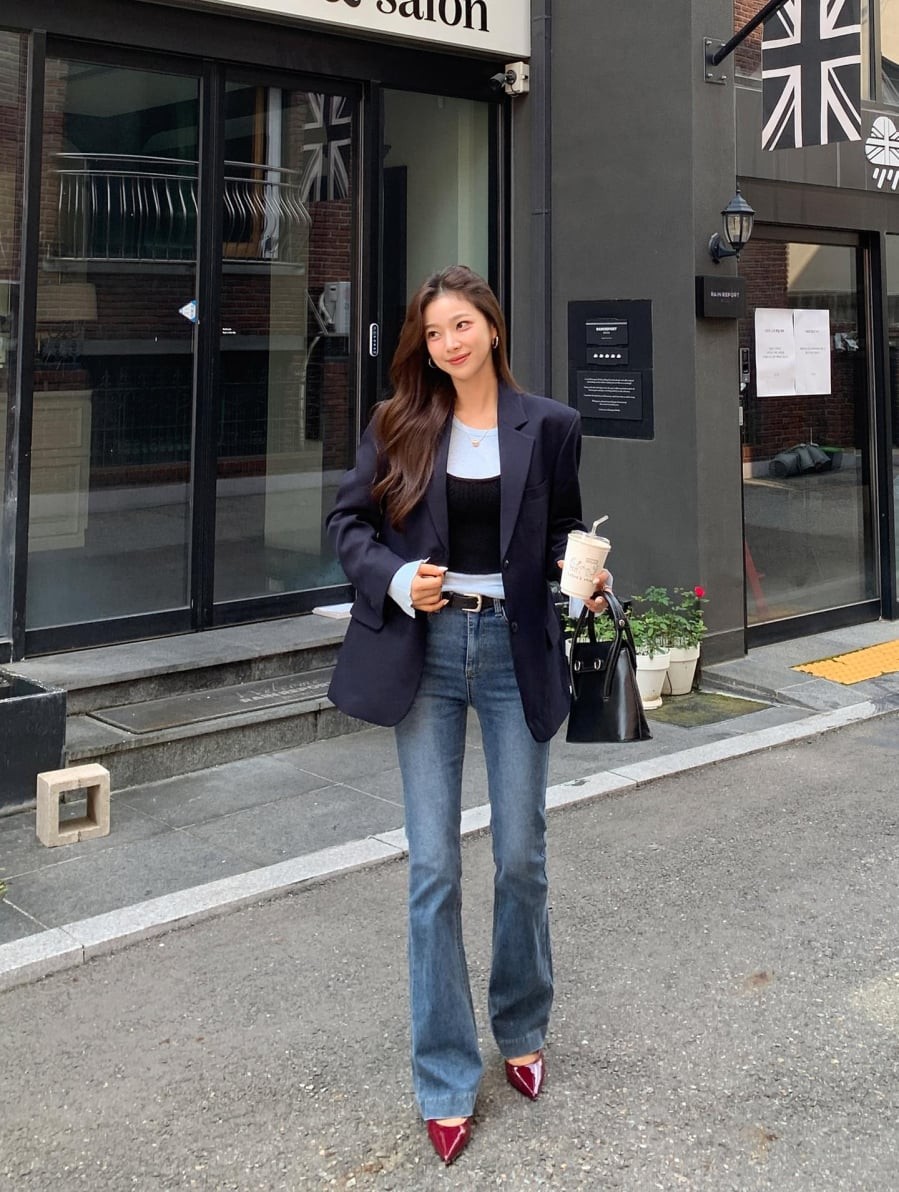 Phần ống ôm nhẹ từ hông xuống đùi rồi loe dần về phía gấu quần giúp tạo đường cong mềm mại cho đôi chân