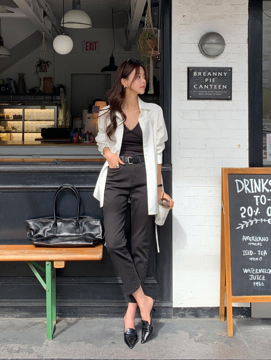 So với các mẫu jeans sáng màu hoặc wash loang, jeans đen ít gây chia cắt ánh nhìn, giúp tổng thể trang phục trở nên gọn gàng và tinh tế.