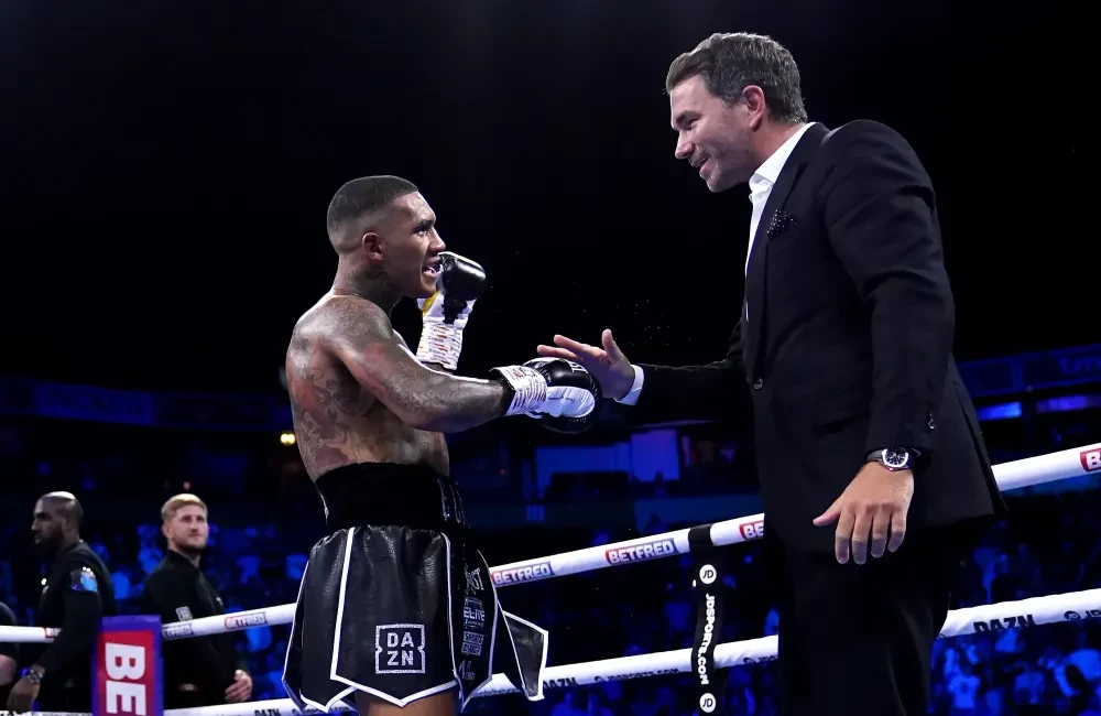 Conor Benn (trái) được Eddie Hearn chúc mừng sau chiến thắng knockout trước Chris van Heerden.