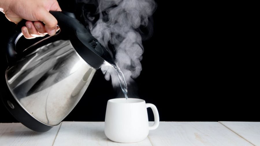 Uống nước ấm vào buổi sáng khi ngủ dậy mang lại nhiều lợi ích cho sức khỏe.