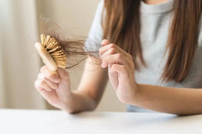 Khi tuyến bã nhờn hoạt động mạnh, đặc biệt trong điều kiện thời tiết nóng ẩm, lượng dầu tiết ra nhiều sẽ kết hợp với mồ hôi và bụi bẩn tạo nên môi trường bí bách trên da đầu